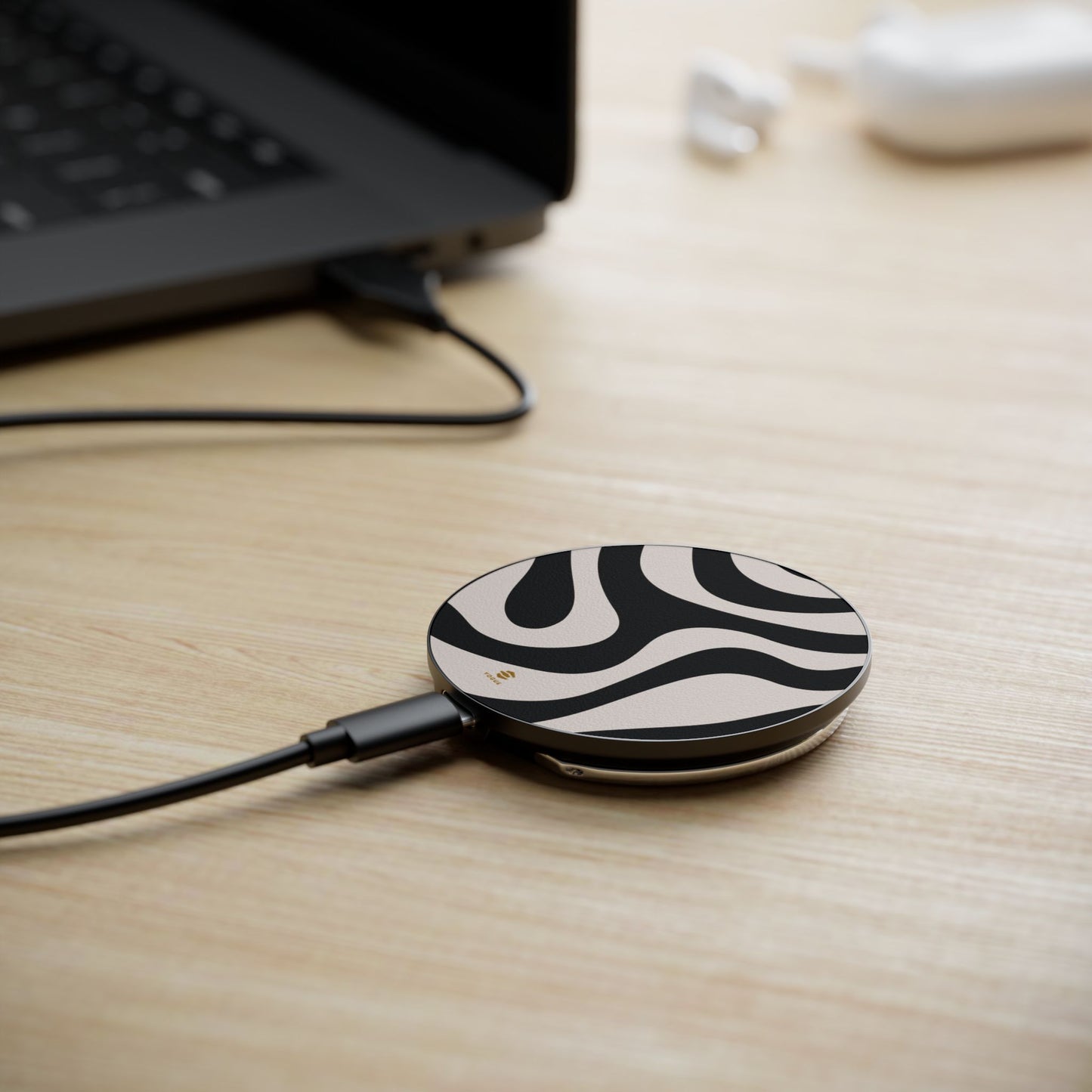 Black Swirl Magnetic Induction Charger